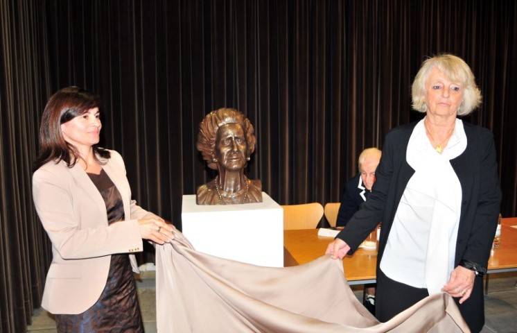 Busto de Eulalia Macedo na biblioteca de Amarante (1)