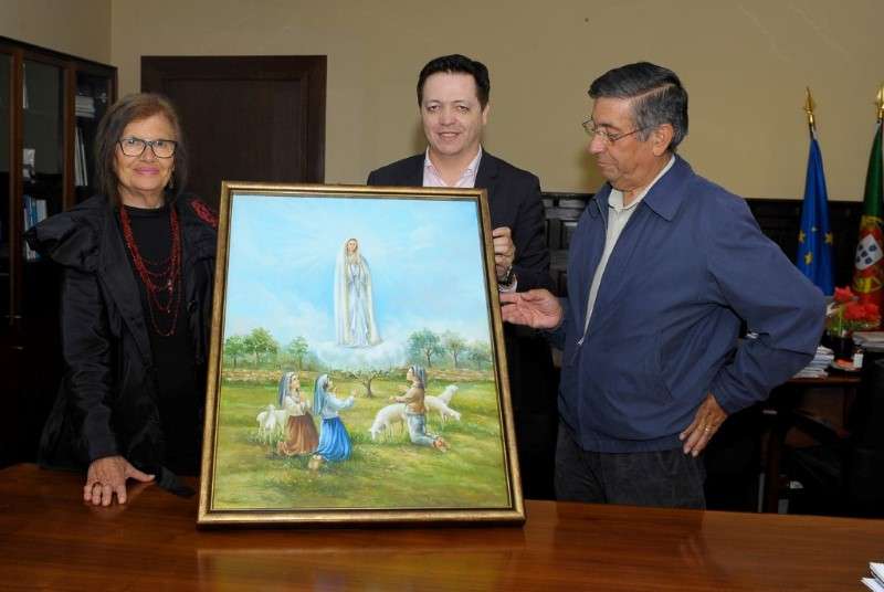 Biblioteca de Celorico de Basto recebe quadro de Fernanda Aguiar